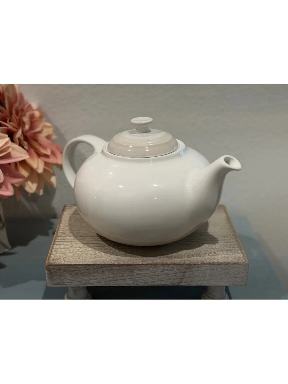 Le Creuset 1.3L Classic Teapot MERINGUE Stoneware Glossy Finish Second Choix NEW